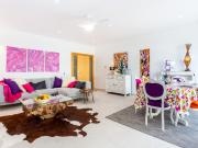 Moderno apartamento inspirado em arte, perto da ma