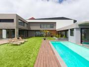 Moderno Chalet con piscina y jardines