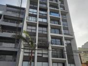 Moderno departamento de un dormitorio  con línea blanca