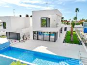 Modernos chalets independientes con piscina y parking en...