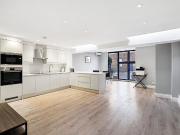 Molasses Row, London SW11, 1 bed flat to rent, £2,500...
