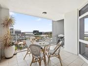 Moments From The City & Surf, Spacious Three Bedroom...