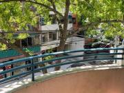 Mono ambiente al frente con balcón Flores