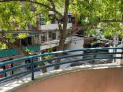 Mono ambiente al frente con balcón Flores