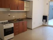 Monoambiente con amplio patio cercano al Parque Centenario