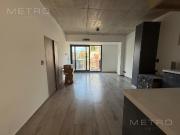 Monoambiente con balcon y terraza en venta en flores