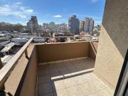 Monoambiente dividido con balcón al frente aterrazado....