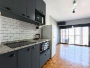 Monoambiente en alquiler en piso alto con balcón