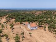 Monte, em Melides, com 18 hectares e três habitações