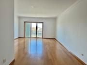 MONTE ESTORIL T2 recente sem moveis, com 2 parqueamentos...