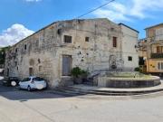 MONTEROSSO ALMO centro Palazzetto padronale indipendente...