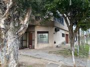 Montevideo 1000. Bernal. PH en esquina sin expensas