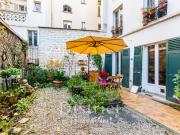 Montmartre rue Lepic. Rare appartement de 64m² avec...