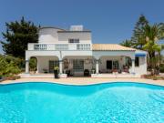 Moradia 3+2 com piscina, um grande jardim e vista mar