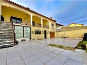 Moradia Bi Familiar a Escassos Metros da Praia da Cova...