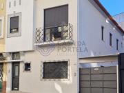 Moradia Bi Familiar, com entradas independentes em...