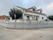 Moradia Bifamiliar com Jardim, logradouro e garagem,...