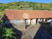 Moradia Bifamiliar isolada para remodelar com Terreno....