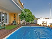 Moradia bifamiliar remodelada com jardim e piscina, Loures