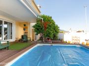 Moradia bifamiliar remodelada com jardim e piscina, Loures