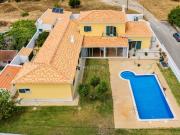 Moradia c/ 354 m² | Lote 1130 m² | Piscina e Jardim em...