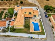 Moradia c/ 354 m² | Lote 1130 m² | Piscina e Jardim em...