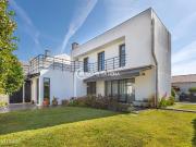 Moradia c/ Jardim | 4 frentes | 5 min Praia