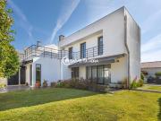 Moradia c/ Jardim | 4 frentes | 5 min Praia Moradia c/ Jardim | 4 frentes | 5 min Praia