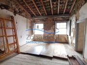 Moradia com 3 pisos e quintal Localizada em Arneiro