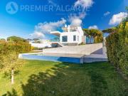 Moradia com 3 quartos, grande garagem e piscina Quarteira
