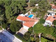 Moradia com 3 quartos, piscina em lote 1.450 m²