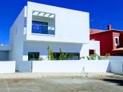 Moradia com 4 quartos, 2 suites piscina e garagem. Perto...