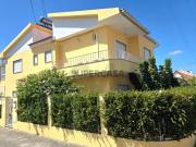 Moradia com 4 quartos, espaço exterior e garagem cheia...