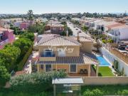 Moradia com 4 quartos, piscina, garagem, jardim e muito...