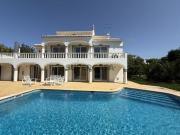 Moradia Augusta com 5 Quartos, Jardim e Piscina...