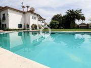 Moradia com 5 quartos, piscina e garagem fechada para 3...