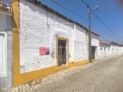 Moradia com 8 divises e com quintal em Vila Alva