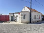 Moradia com anexos, adega, quintal, sótão e terraço...