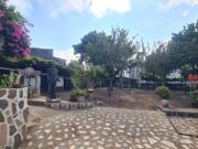 Moradia com armazém e terreno perto da praia da Azurara...