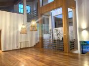 Moradia com bonito jardim e piscina