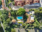 Moradia com construções de apoio, piscina e localização...