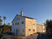 Moradia com dois apartamentos independentes com terreno...