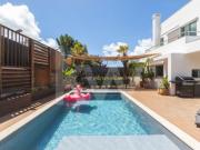 Moradia com dois jardins, piscina e jacuzzi em Paço de Arcos