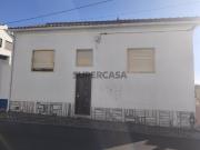 Moradia com dois pisos independentes, garagem e espaço...