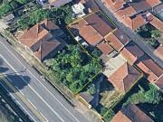 Moradia com duas frentes, garagem ampla e excelente...