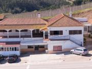 Moradia com Espaço Comercial e Armazém