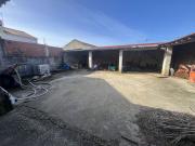 Moradia com Espaços de Armazém e Logradouro