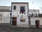 Moradia com logradouro e garagem localizada na cidade de...