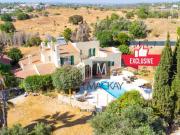 Moradia exclusiva com piscina, apartamento independente...