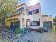 Moradia com Piscina de Água Salgada e Garagem, em... Moradia com Piscina de Água Salgada e Garagem, em...